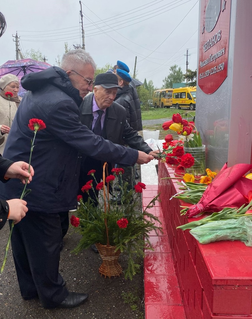 Траурный митинг в честь Героя Советского Союза Михаила Петровича Чепанова..