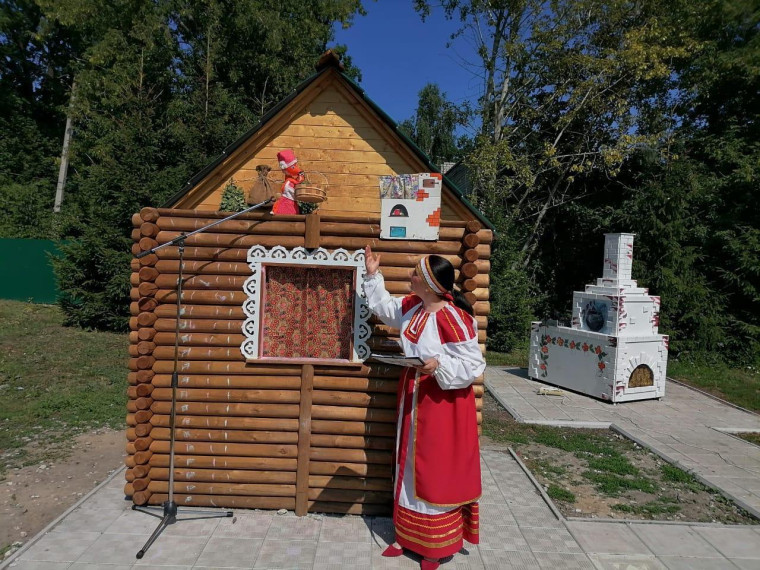 В парке "Камелот" по проекту "Народные россыпи" прошло знакомство с мордовской культурой "Цебярь ши" (Хороший день)..