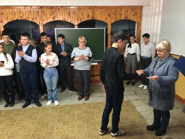 Вручение удостоверений и знаков отличия ВФСК  ГТО учащимся Загоскинской средней школы.